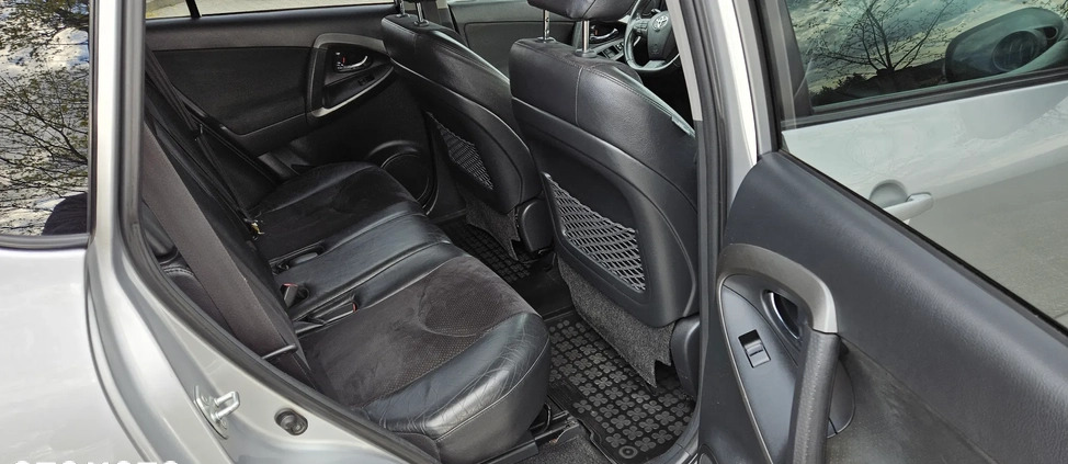 Toyota RAV4 cena 44999 przebieg: 218600, rok produkcji 2010 z Wisła małe 211